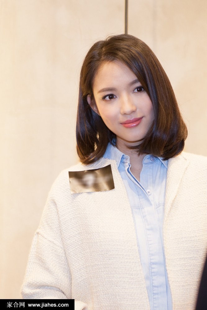 张梓琳牛仔风尚演绎摩登都市格调 张梓琳倚坐石阶凝视远方,牛仔裤膝盖处的自然褶皱诉说行走的诗意